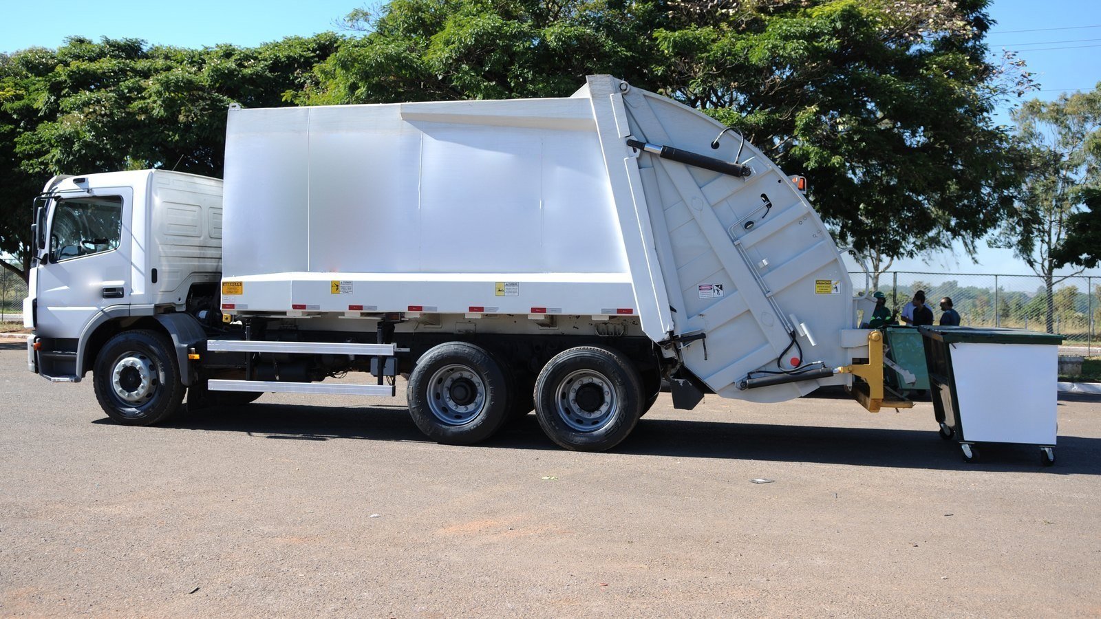 Caminhão compactador de coleta de resíduos; foto ilustrativa, editada para remover marcas. Foto: Dênio Simões/Agência Brasília, CC BY 2.0, recortada