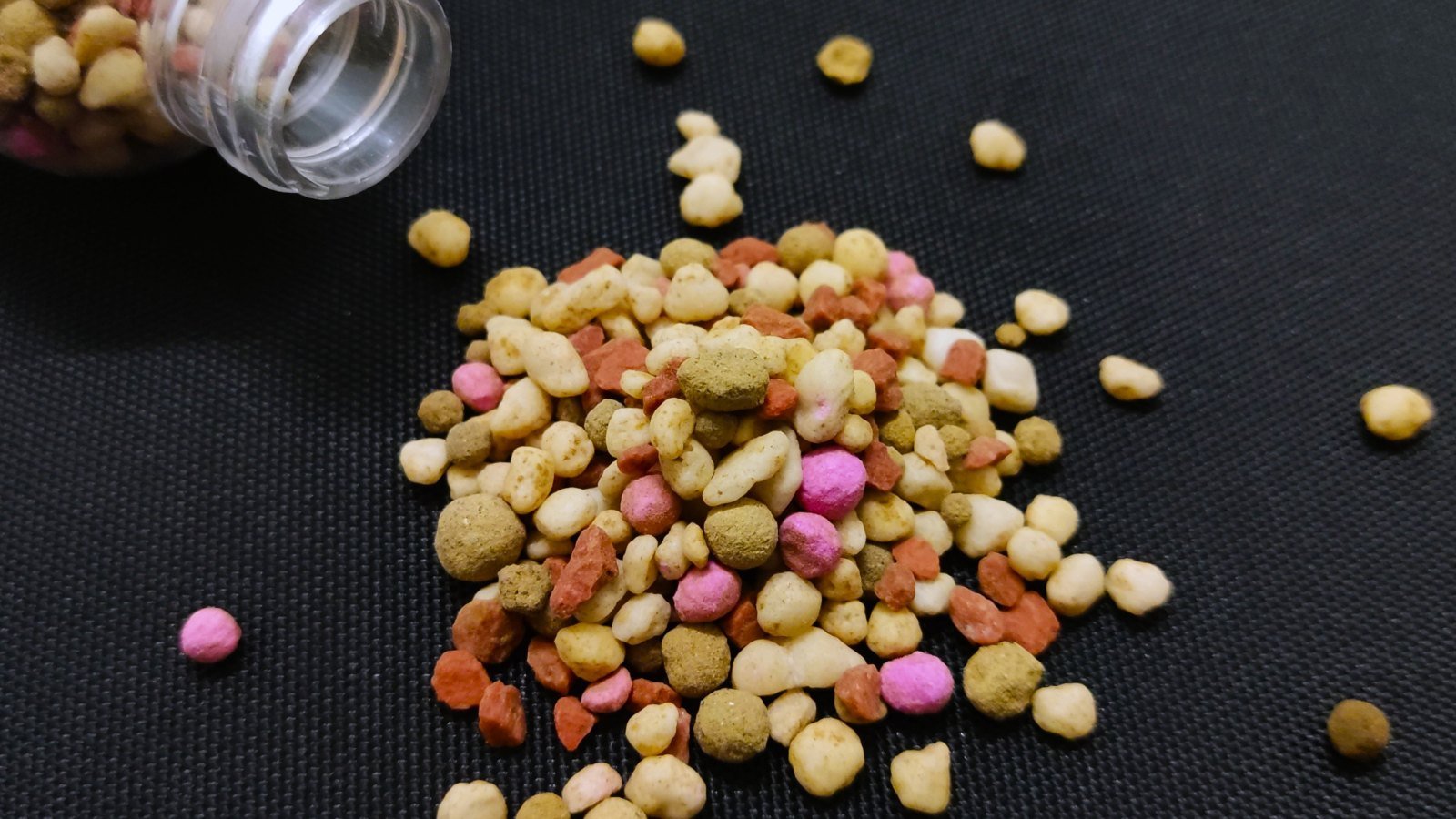 Grânulos de fertilizante NPK em mistura, o produto da Fertilizantes Heringer, com sede em Paulínia (SP). Foto ilustrativa: Wee Hong/Wikimedia Commons, CC BY-SA 4.0, recortada