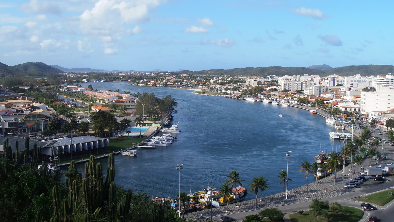 Canal do Itajuru visto do Morro da Guia, em Cabo Frio (RJ), cidade-sede do Grupo Casa do Pedreiro, em 2013. Foto: Josue Marinho/Wikimedia Commons, CC BY 3.0, recortada