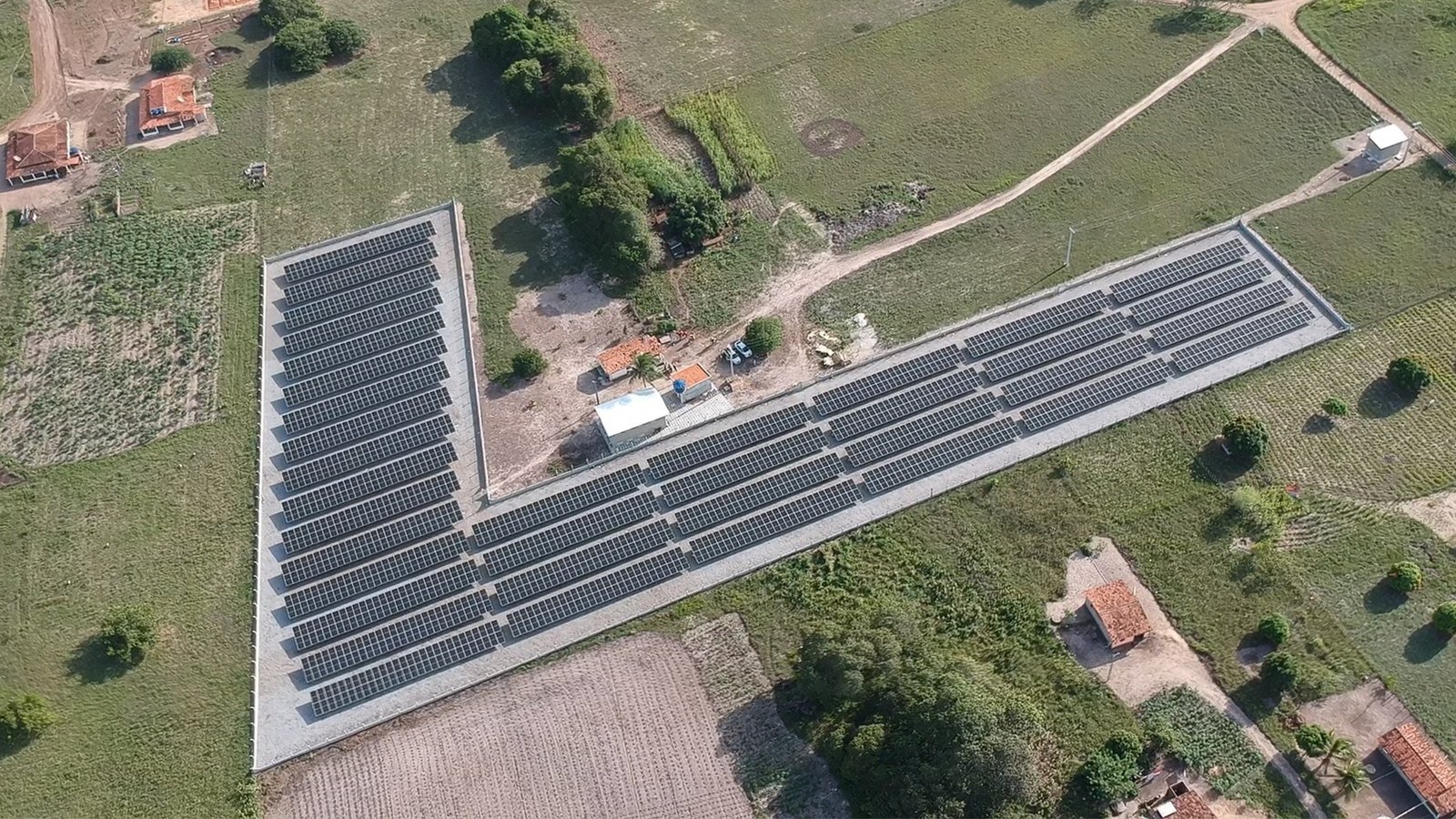 Usina solar fotovoltaica em Pilar (PB); imagem setorial ilustrativa do setor de energia solar. Foto: EditorTech20/Wikimedia Commons, CC BY-SA 4.0, redimensionada