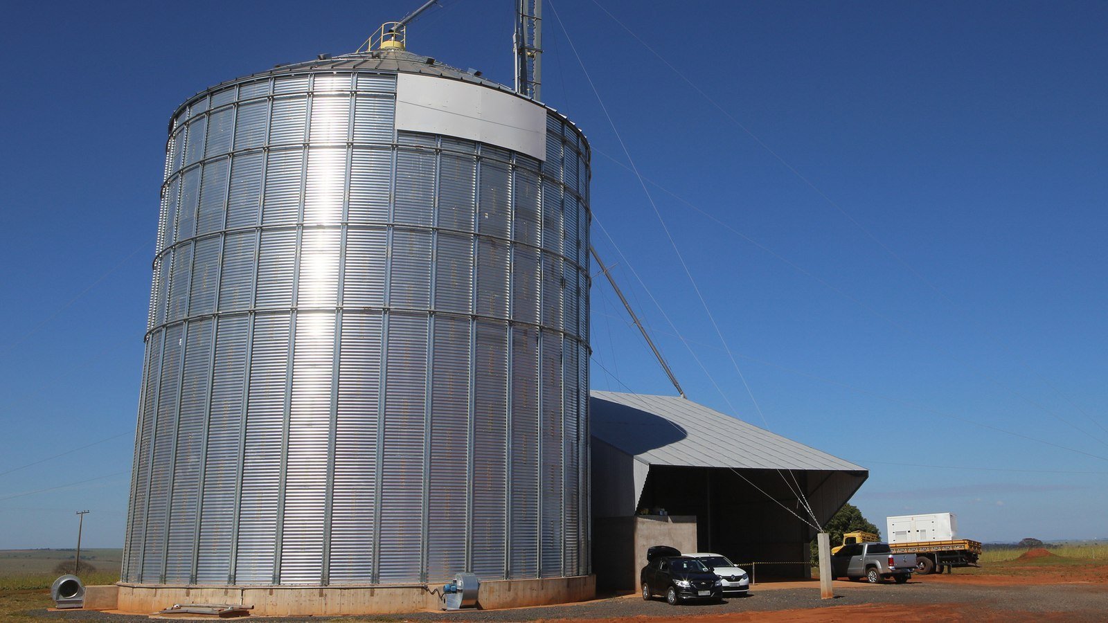 Silo e armazém de grãos em João Ramalho (SP), em 2017; foto ilustrativa, editada para remover marcas. Foto: Gilberto Marques/Governo do Estado de São Paulo, CC BY 2.0, recortada