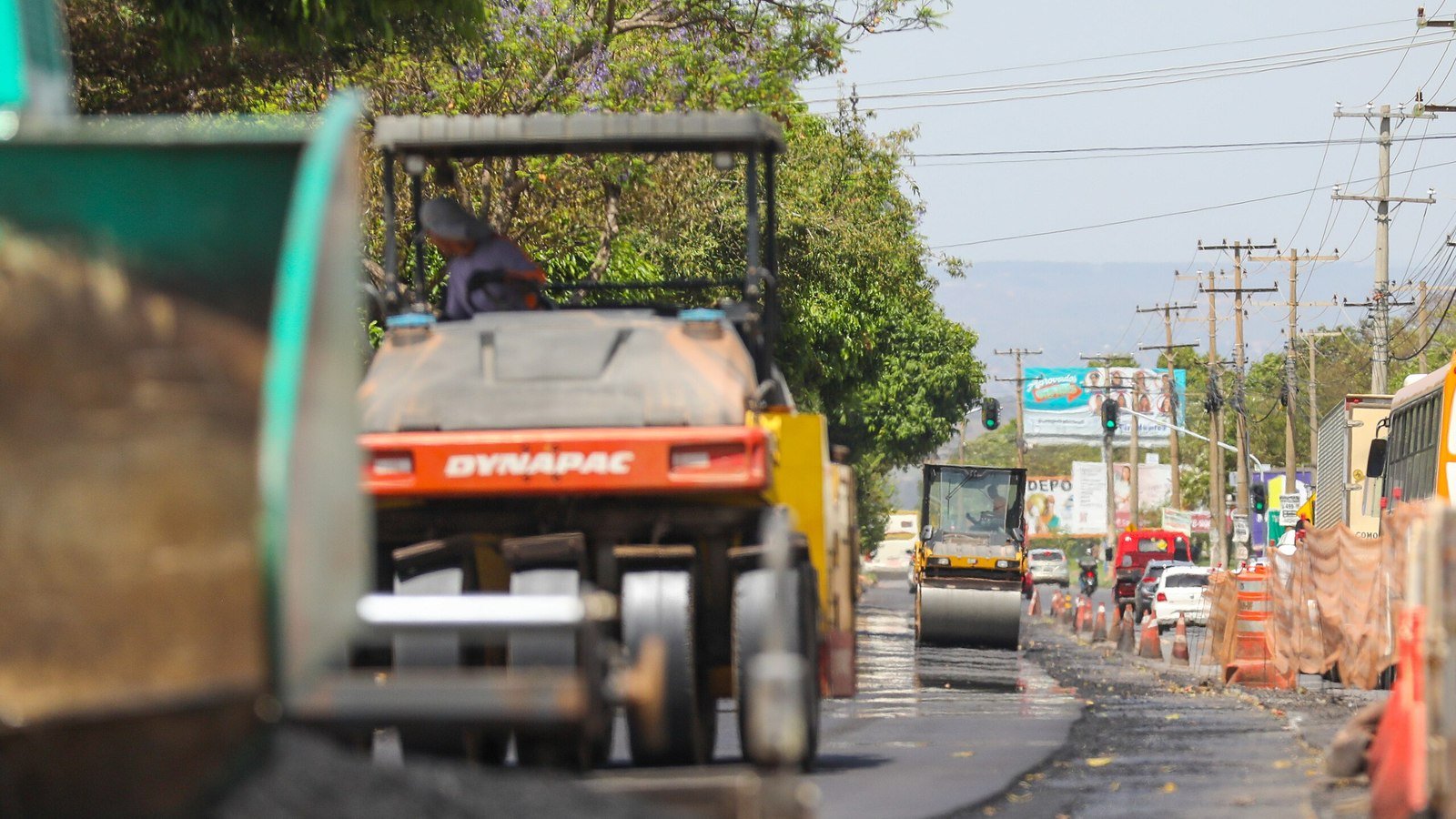 Obra de pavimentação asfáltica em via urbana; foto ilustrativa do setor em que atua o Grupo MPC. Foto: Joel Rodrigues/Agência Brasília, CC BY 2.0, recortada