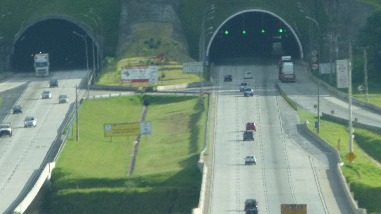Caminhões e carros nos túneis do Rodoanel, na região metropolitana de São Paulo; foto ilustrativa do transporte de cargas. Foto: Naldo Alves/Wikimedia Commons, CC BY-SA 3.0, recortada