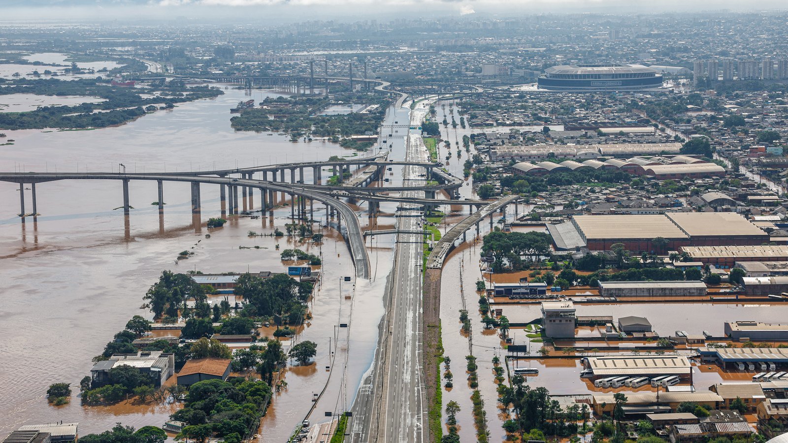 Galpões e rodovias alagados na Região Metropolitana de Porto Alegre em 5 de maio de 2024; foto ilustrativa das enchentes citadas pelo Grupo Primuss. Foto: Ricardo Stuckert/PR, CC BY-SA 2.0, recortada