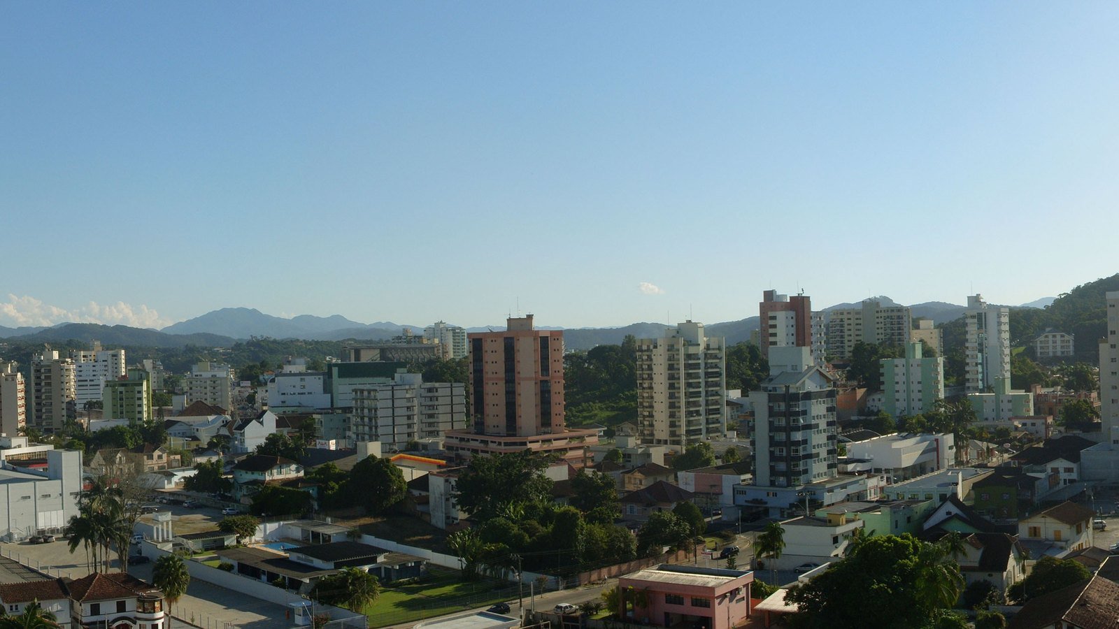 Vista de Brusque (SC), onde estão registrados protestos contra a Tinturaria Willrich; a tinturaria fica na vizinha Guabiruba. Foto ilustrativa: Jezreel Grimm/Wikimedia Commons, CC BY 3.0, recortada