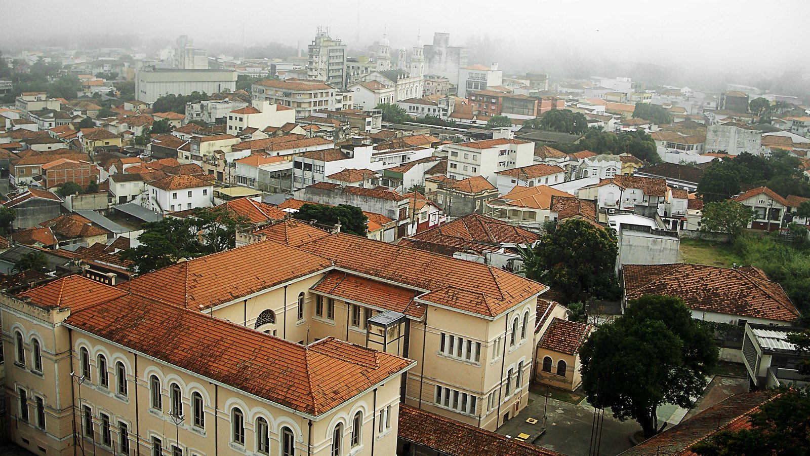 Vista aérea de Guaratinguetá (SP), sede do Hospital Maternidade Frei Galvão, que pediu tutela cautelar contra execuções. Foto ilustrativa: Alexandre Giesbrecht/Wikimedia Commons, CC BY 3.0, recortada