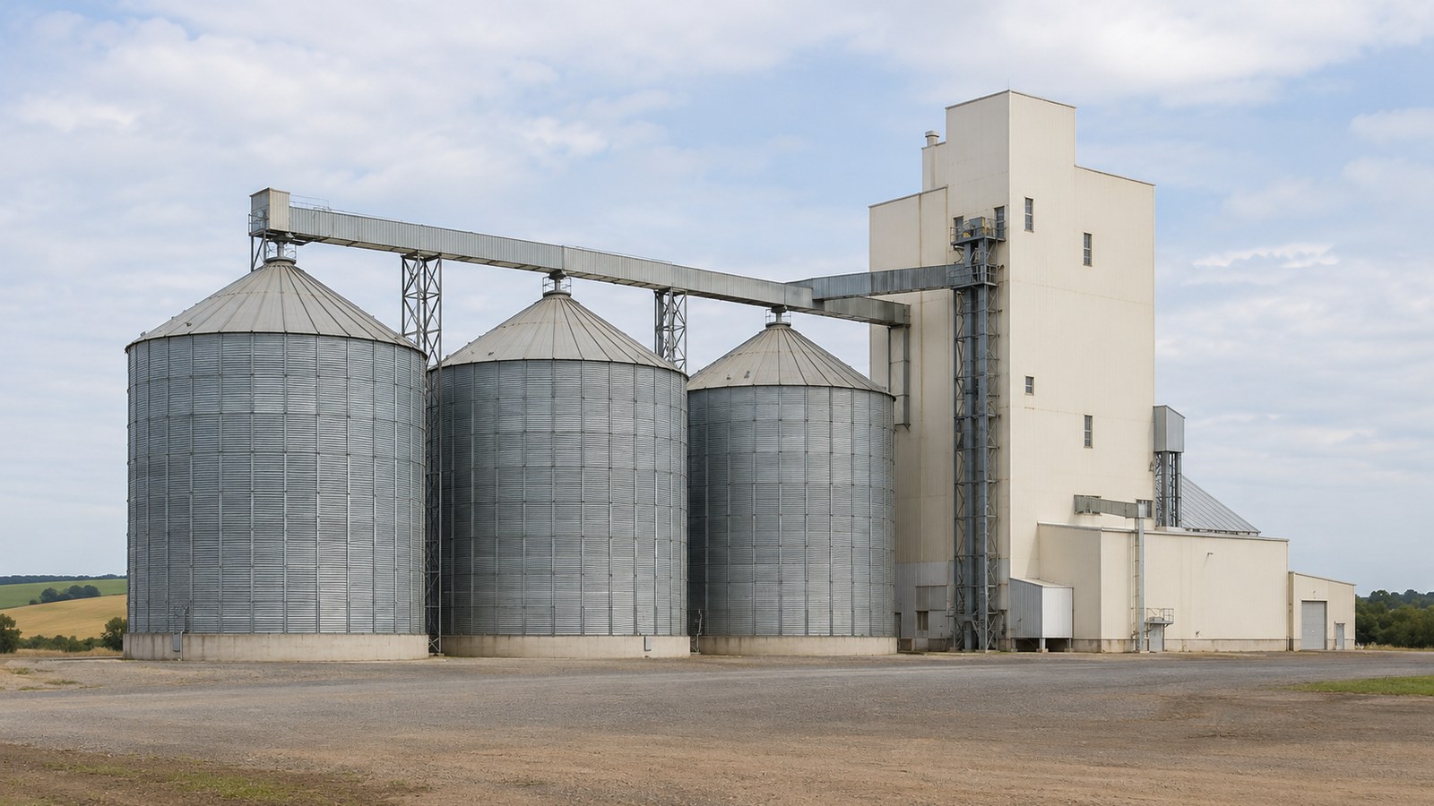Vista externa de moinho de trigo com silos. Ilustração gerada por IA; não retrata instalações do Moinho Corina nem um episódio real.