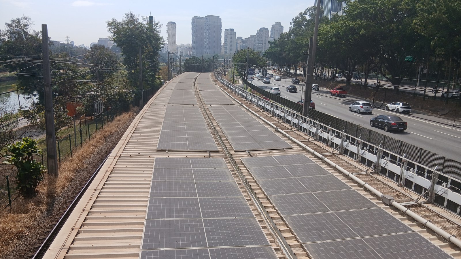 Painéis solares instalados em telhado, em São Paulo: imagem setorial ilustrativa. Foto: Geogast/Wikimedia Commons, CC BY 4.0, recortada e redimensionada