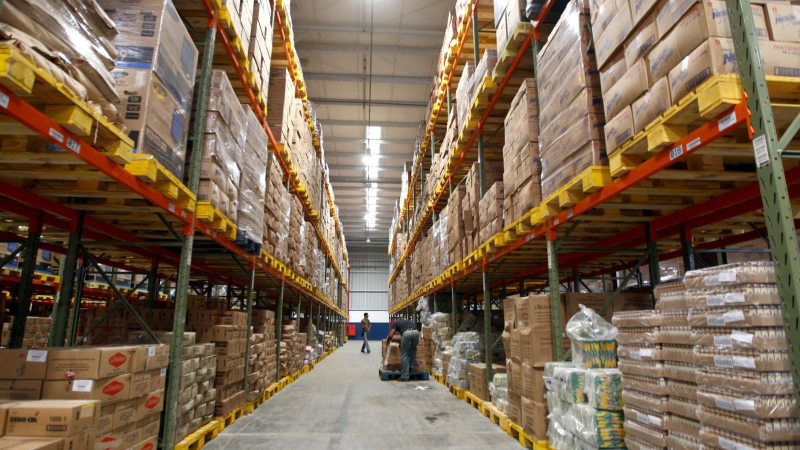 Armazém de distribuidora atacadista em Camaçari (BA): quem vende a prazo costuma ser o último a saber da crise do cliente. Foto ilustrativa: Secom Bahia/Wikimedia Commons, CC BY 2.0, recortada