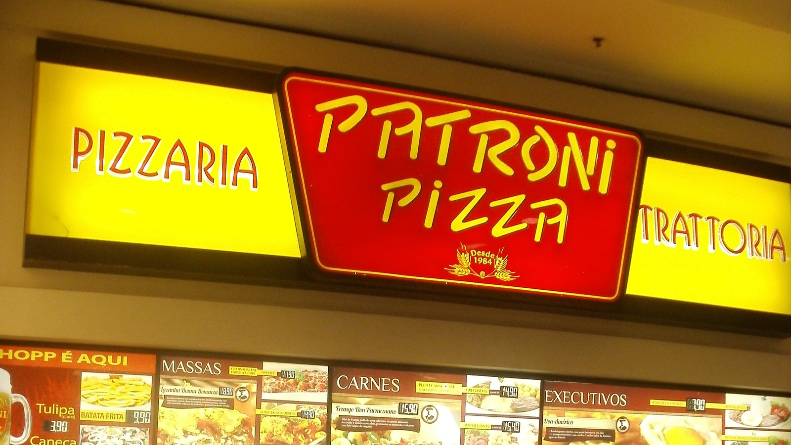 Letreiro de unidade da rede Patroni Pizza no Shopping Nova América, no Rio de Janeiro, em 2011. Foto: Eduardo P/Wikimedia Commons, CC BY-SA 3.0, recortada