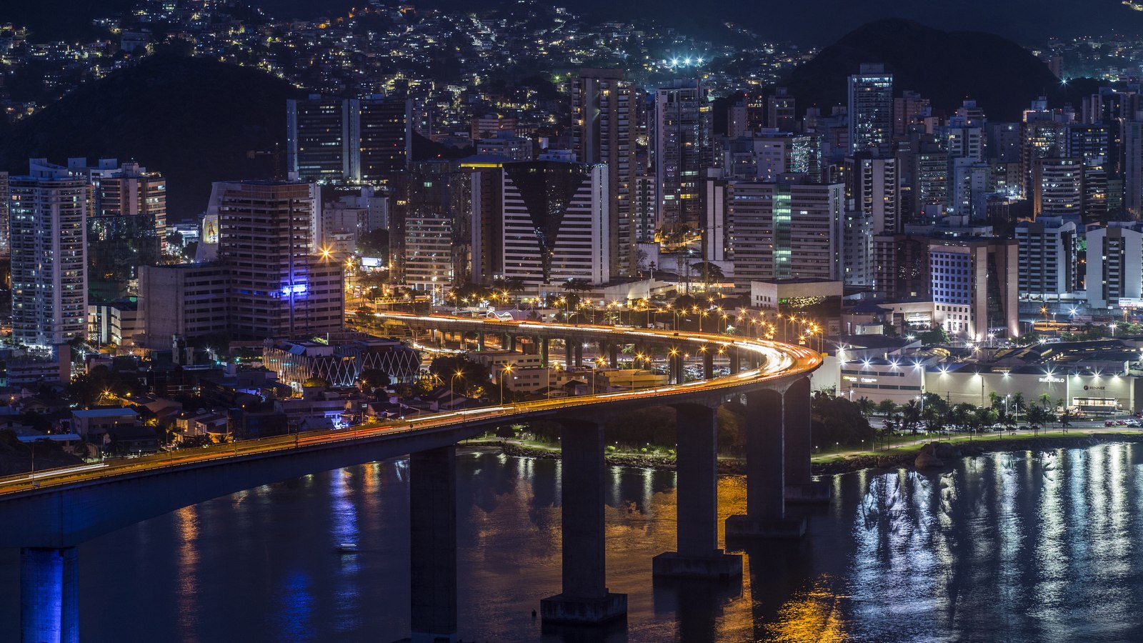 Terceira Ponte e prédios de Vitória (ES) à noite, em 2018; a capital capixaba é sede da Private Construtora. Foto: Vitor Jubini/MTur, domínio público, recortada