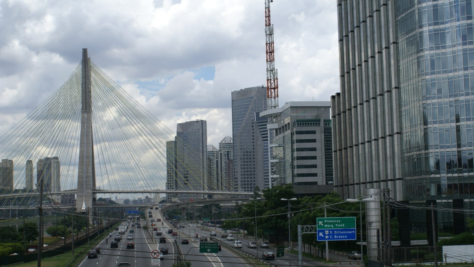 Torres de escritórios na Marginal Pinheiros, em São Paulo, eixo das grandes empresas que hoje preferem a recuperação extrajudicial. Foto ilustrativa: Lukaaz/Wikimedia Commons, CC BY 3.0, recortada