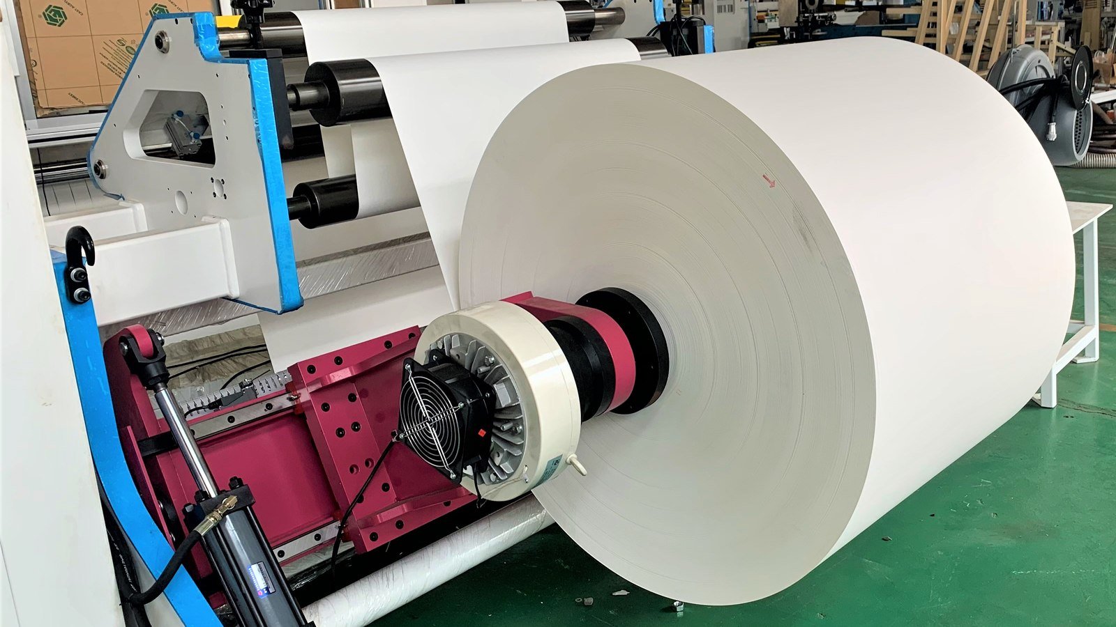 Bobina de papel em desenrolador de máquina de conversão gráfica; imagem ilustrativa do setor de etiquetas e rótulos. Foto: Jota Machinery/Wikimedia Commons, CC BY-SA 4.0, recortada.