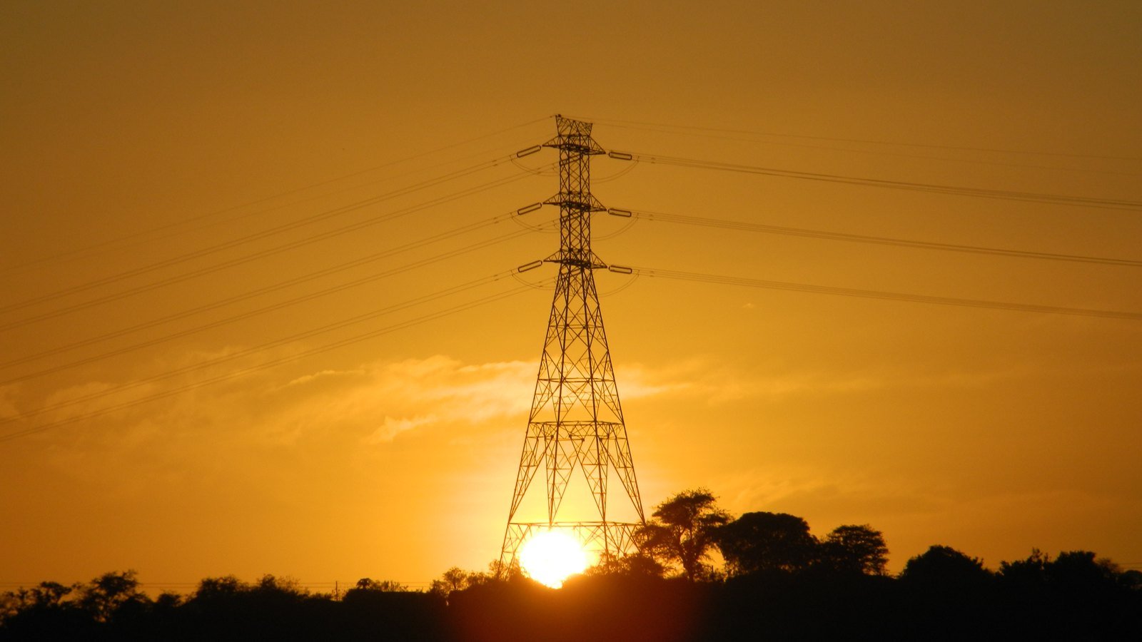 Torre de transmissão de energia elétrica ao pôr do sol na Paraíba; o Grupo Safira Energia atua na comercialização de energia. Foto ilustrativa: Luiz HBS/Wikimedia Commons, CC BY-SA 3.0, redimensionada