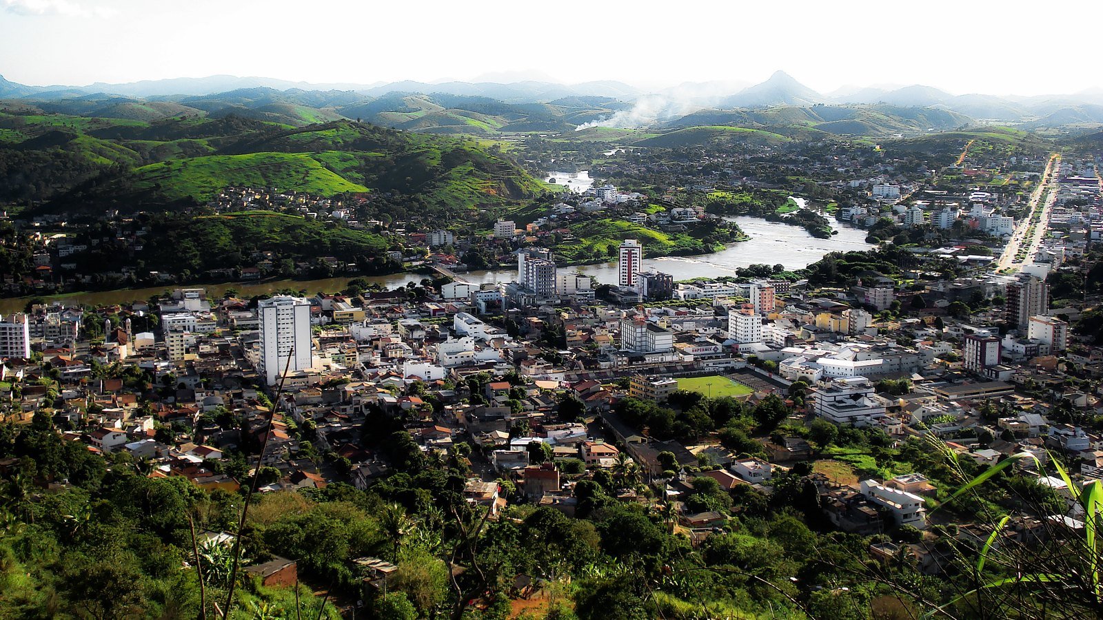 Vista aérea de Itaperuna (RJ), sede do Supermercado Fluminense de Itaperuna, que pediu recuperação judicial. Foto ilustrativa: Carlospimenteltinoco/Wikimedia Commons, domínio público, recortada