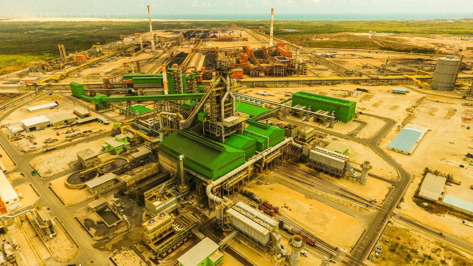 Usina siderúrgica no Complexo do Pecém (CE): a Terra Assessoria presta consultoria em gestão para o setor. Foto ilustrativa: Blast Furnace/Wikimedia Commons, CC BY-SA 4.0, recortada