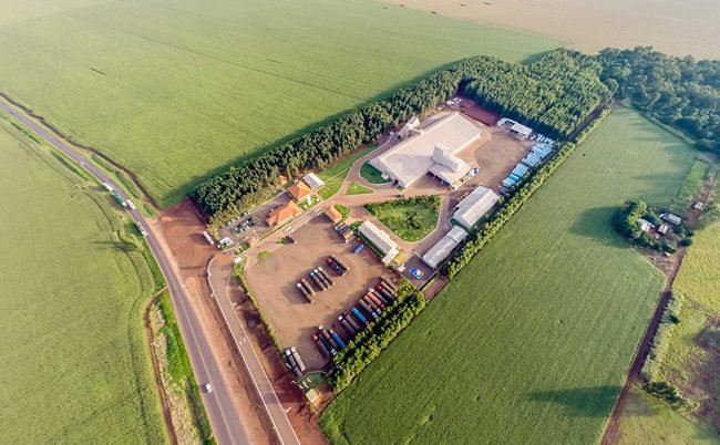 Vista aérea de unidade de mistura de fertilizantes, com a frota no pátio entre lavouras: a Fertilizantes Heringer pediu à Justiça a suspensão de cobranças por 60 dias. Imagem ilustrativa
