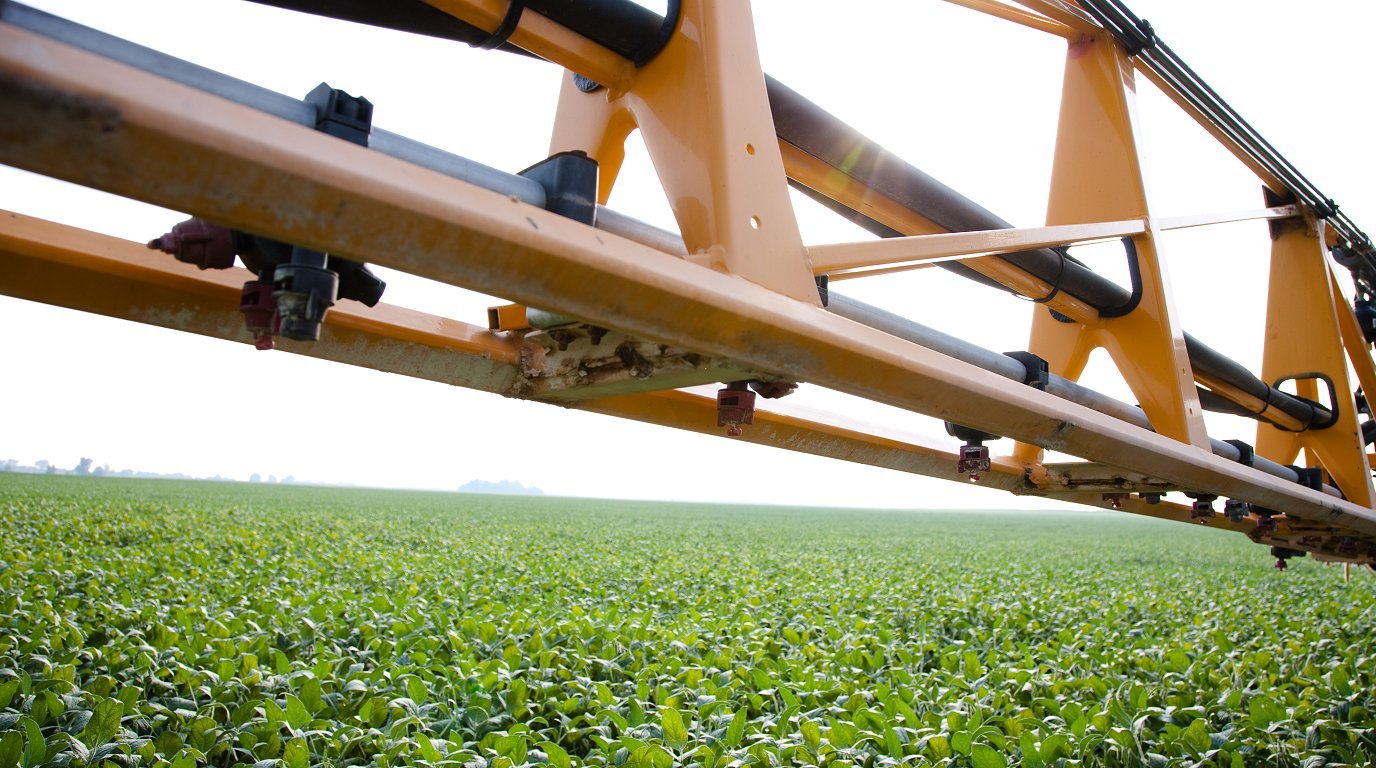 Pulverizador aplicando fertilizante foliar em lavoura, ramo de insumos agrícolas da Kimberlit. Foto ilustrativa: United Soybean Board/Wikimedia Commons, CC BY 2.0, recortada